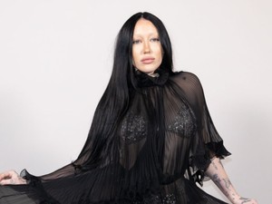 Noah Cyrus nyakláncot használt melltartóként, és minden joga megvan hozzá