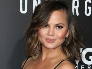 Chrissy Teigen teljesen meztelenül mutatja meg nagy pocakját
