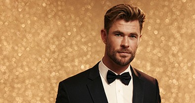 Szívesen: Chris Hemsworth karácsonyi ajándékokat bontogat