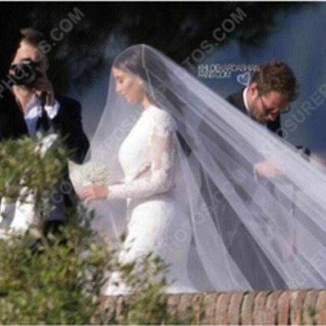 És itt jön a menyasszony! Kim Kardashian egy gyönyörű, kézzel készített, csipke Givenchy ruhában ment hozzá Kanye Westhez.