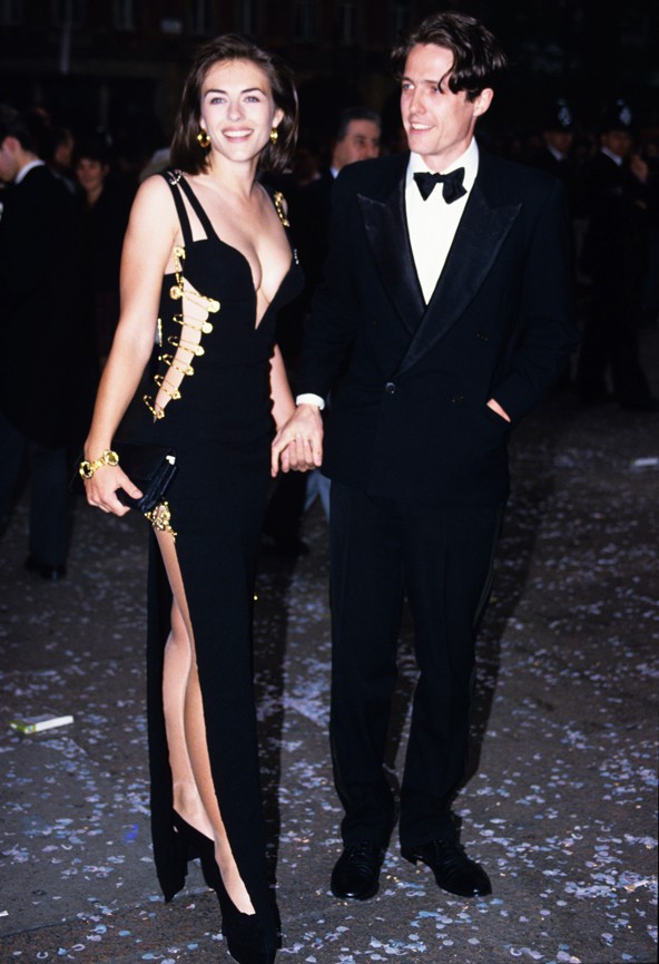 A britek (és még sokan mások) a 90-es években Elizabeth Hurleyt tekintették kebelcsodának. Ez a Versace ruhája nemcsak a merészen alkalmazott óriási biztosítótűkről lett híres, hanem a lenyűgöző dekoltázst nyújtó mély kivágásáról is.