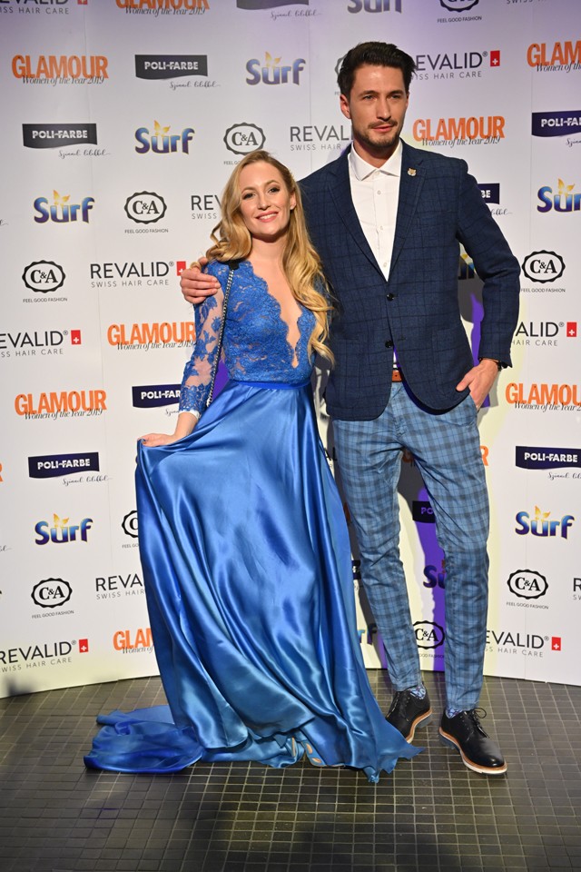 Tokár Tomi barátnőjéhez öltözött, kékbe.