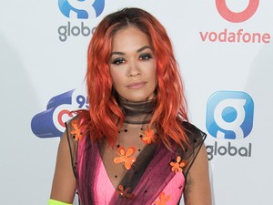 Punciszoknya, tevepata - Rita Ora fellépő szerelése elég meredekre sikerült