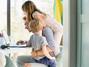 A férfiakat nem az zavarja, ha a nő dolgozik, csak az a fontos, hogy ebből fakadóan nekik ne kelljen nagyobb részt vállalni a gyereknevelésből vagy a háztartásból