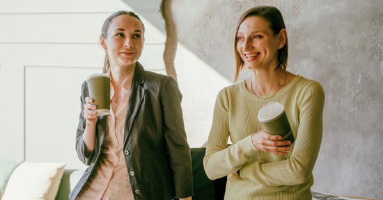 A folyosói pletykák ártalmatlannak tűnnek, mégis alakítják a közösséget, és te sem maradsz ki belőle