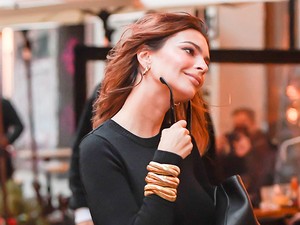 Kivágott ruhában mutatta meg a világnak kerek pocakját a várandós Emily Ratajkowski