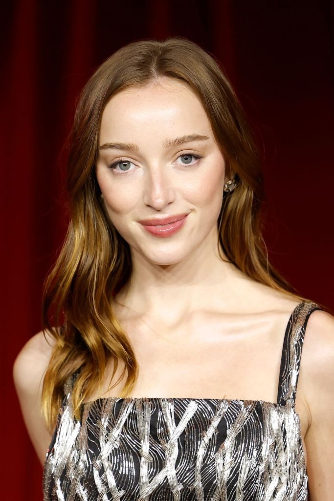 Rozsdás csillogás:  természetes, ragyogó árnyalat és Phobe Dynevor, a Bridgerton sztárja is odavan érte. Ez a hajszín mélyebb tónusú az eperszőkénél, célja, hogy kiemelje a haj természetes melegségét. 