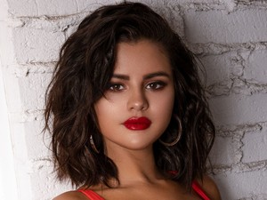 Selena Gomez simán lekörözi Pamela Andersont ebben a szexi, piros fürdőruhában