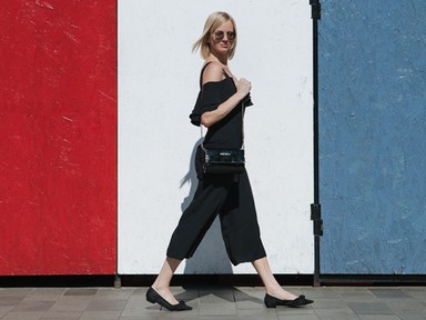 Parti Regina ma talpig feketében nyomja