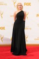 Lady Gaga 2015-ben mutatta meg először a vörös szőnyegen a visszafogott, klasszikusan elegáns oldalát. Az éjfekete Brandon Maxwell estélyi egyedi csípő-architektúrájával és letisztult vonalvezetésével azonnal divattörténelmet írt. A platinaszőke, retró hullámok és a minimalista smink egyértelművé tették: a kevesebb néha valóban több.