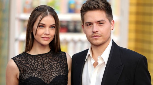 Palvin Barbara férje, Dylan Sprouse szívdöglesztő modell, istenien áll neki a hosszú haj!