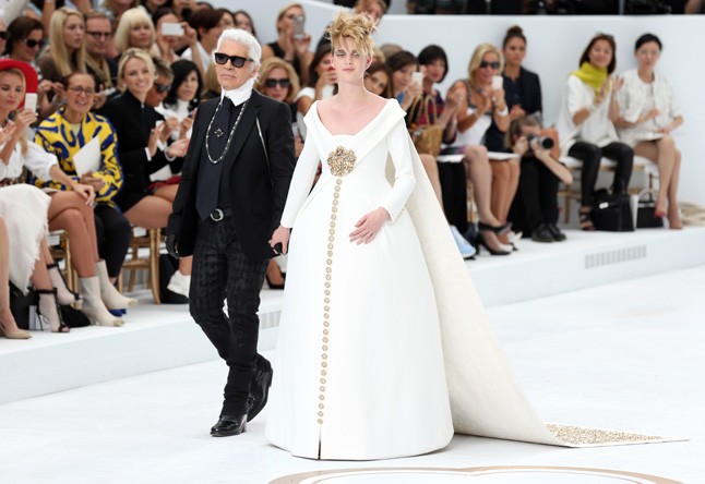 Karl és a terhes modell