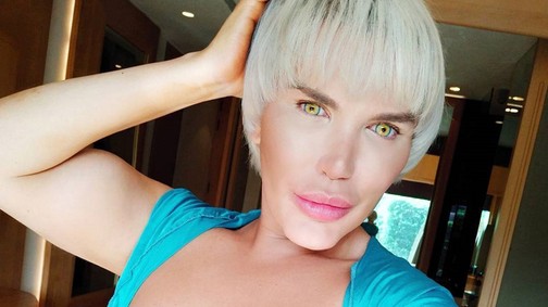 Kivetette bordáit az élő Ken, majd hazavitte őket! Most pedig a hegeket mutogatja!