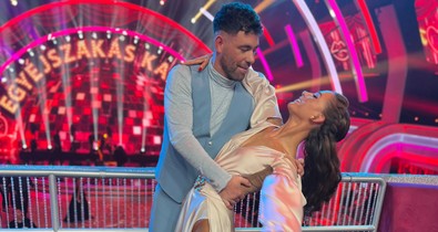 Mikes Anna és Krausz Gábor arcpirító karácsonyi videójától te is zavarba jössz - csak úgy izzik köztük a levegő