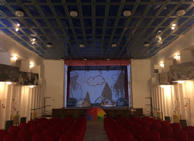 Színházterem a bunkerben, Tirana