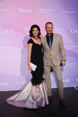 Ördög Nóra és férje, Nánási Pál kétségtelenül az est egyik legelegánsabb párja voltak. Nóra egy álomszép Merő Péter kreációban, férje pedig bézsszínű öltönyben és sötétkék ingben pózolt a kameráknak. 