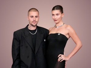 Hailey és Justin Bieber csókolózós címlapjánál még nem láttál intimebbet, ágyban fotózták őket