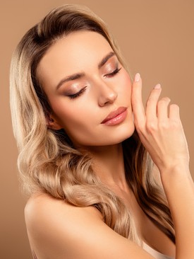 A finom szemceruza és szájkontúr mesésen mutat, érdemes kerülni az éles, előnytelen kontúrokat és színeket arcunk ezen területein