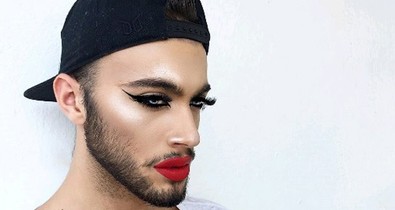 Ez a szexi pasi fényévekkel jobban sminkeli magát, mint te