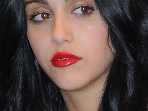 Madonna lányának abszurd fülbevalójánál már csak cicivillantása feltűnőbb