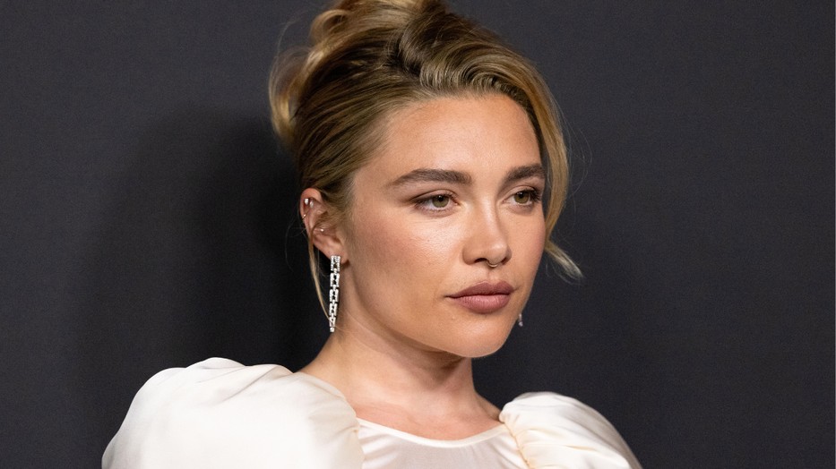 Florence Pugh egy áttetsző csipkeruhában jelent meg Harris Reed 30. születésnapi partiján Ibizán