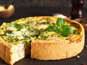 Indítsd a hetet ezzel a francia finomsággal: spentós-lazacos quiche