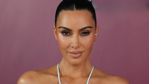 Csak egy kis csipke borította Kim Kardashian testét, merész szettben lépett utcára