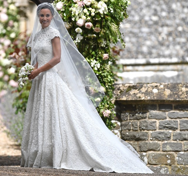 Pippa Middleton esküvői ruháját Giles Deacon tervezte