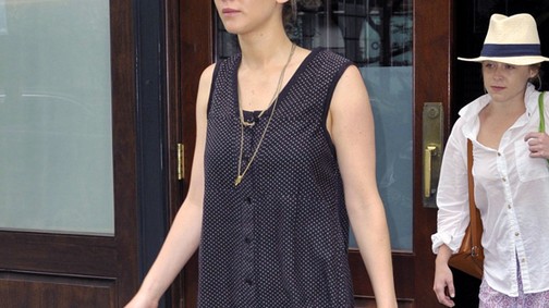 Abszolút normcore: pöttyös otthonkában Jennifer Lawrence