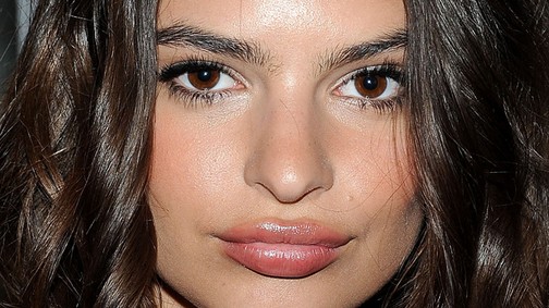 Vigyázat, ebből mém lesz: Emily Ratajkowski lófarka önáló életet él