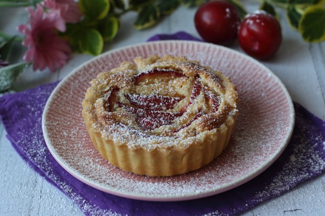 Ez a szilvás-mandulás tortácska lesz a mai kedvenc desszerted