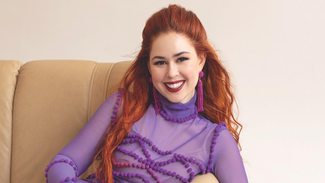 Url Izabell emberi jogi aktivistaként küzd a nőkért | Ruha VIKTORIAVARGA BUDAPEST, Fülbevaló Vintage