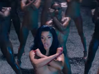 Tömeggyilkosság, vér, puckérkodás, édeshármas - íme Cardi B új klipje
