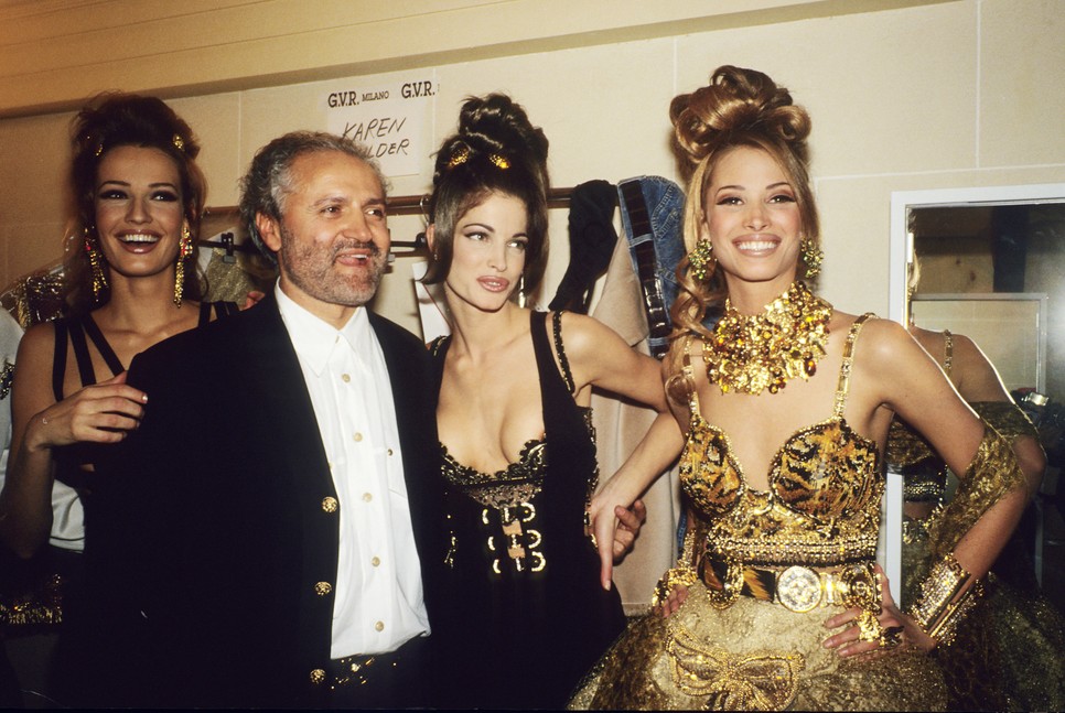 Karen Mulder, Gianni Versace, Gianni Versace, Stephanie Seymour és Christy Turlington egy Versace-show előtt a párizsi divathéten a 90-es években 