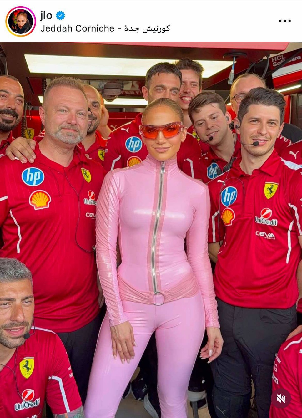 Jennifer Lopez futurisztikus elemeket is csempészett a szettbe