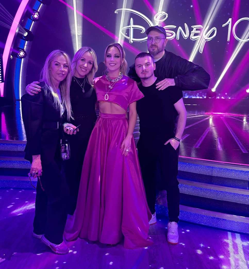 Lékai-Kiss Ramóna és a Dancing with the Stars nagyon összeszokott stábja. Balról jobbra: Véger Fibi sminkes, Holdampf Linda stylist, Lékai-Kiss Ramóna, Demeter Richárd divattervező, Kozma Norbi fodrász