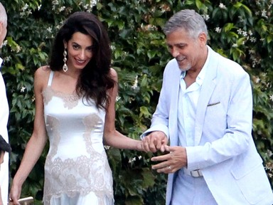 Amal Clooney hálóingben ment vacsorázni George Clooney-val
