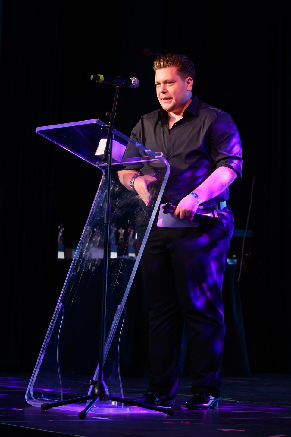 Kiss Márk stylist jellegzetes, merész öltözékeivel elismert tagja a hazai divatszcénának, és sok ismert embert öltözetet