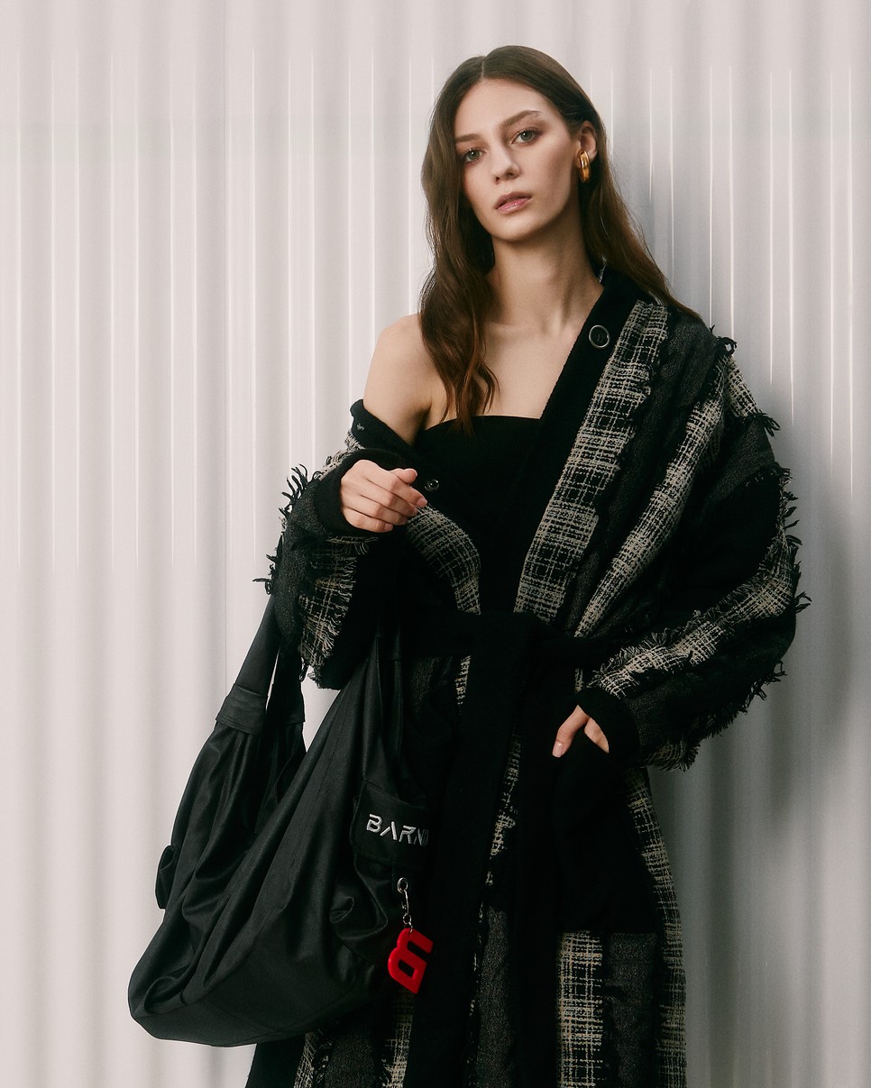 Top FABIANA FILIPPI @fabianafilippi,  kabát és táska BARNING @barning_, fülbevaló OCTAVIA CHIRU @octaviachiru