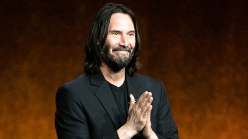 Keanu Reeves félmeztelenül élvezi a hajókázást, és nem is akárhol