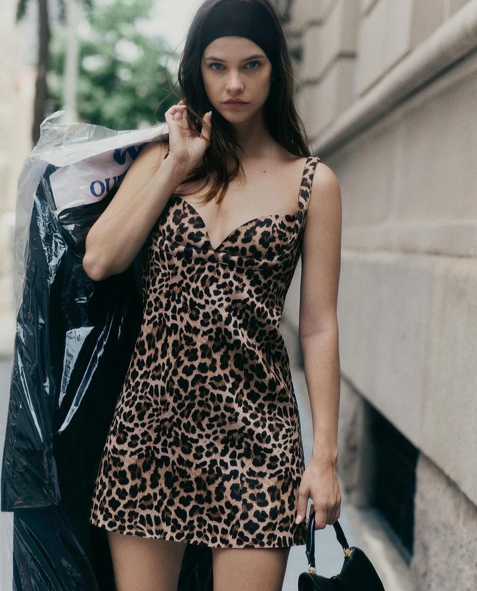 Palvin Barbara dögös párducmintás ruhába bújt