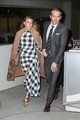 Blake Lively és Ryan Reynolds 2018 tavaszán New York-ban, amint a A végső portré című film premierjére tartanak. Lively Versace kabátban, alatta pedig egy mesés Oscar de la Renta ruhában látható, hozzá egy álomszép Christian Louboutin szandált választott. Reynolds szintén a geometrikus minták mellett döntött: csíkos nyakkendője izgalmas kontrasztot mutatott felesége kockás ruhája, illetve a hasonló textúrájú Chanel táskája mellett. 