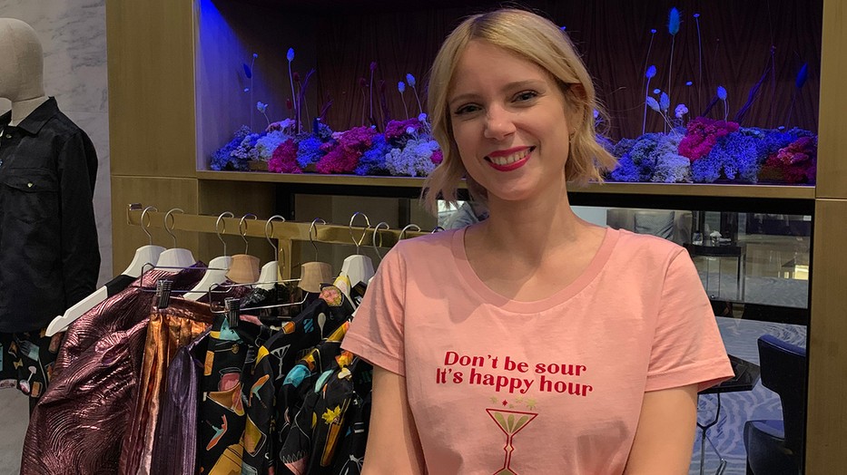 Ha színes ruhatár, akkor Anna Daubner! Megnéztük a tervező új kollekcióját a Kaffee Wienben!