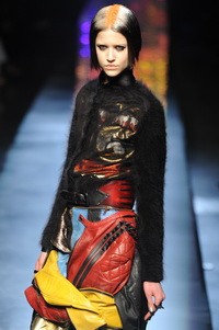 Kondás Kata Gaultier show-ján - Fotó: Fairchild Archive