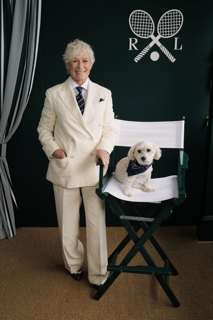 Glenn Close kutyájával, a wimbledoni teniszbajnokságon 2024. nyarán