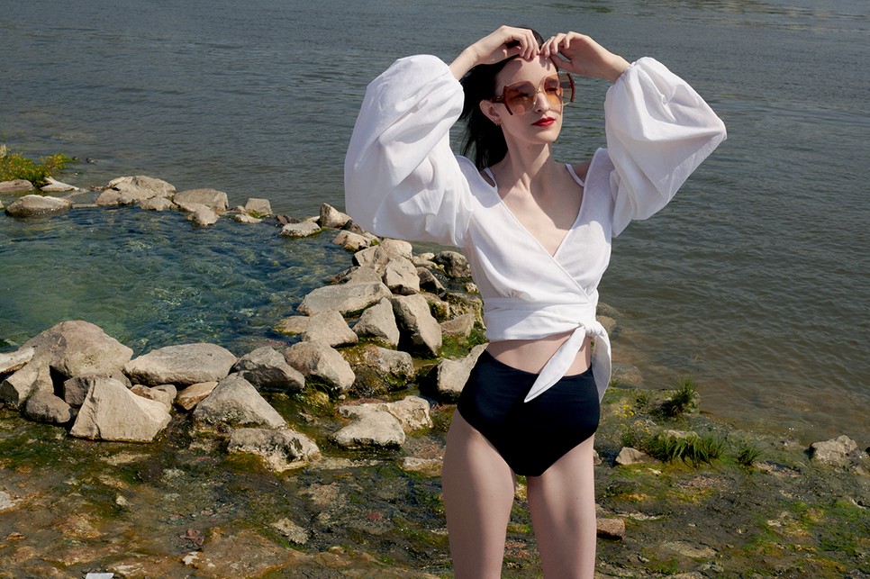 A Kifolyó elnevezésű projekt ma már organikusan fejlődik. A modellünk mögött látható medencébe folyik ki a Gellért fürdő gyógyvize