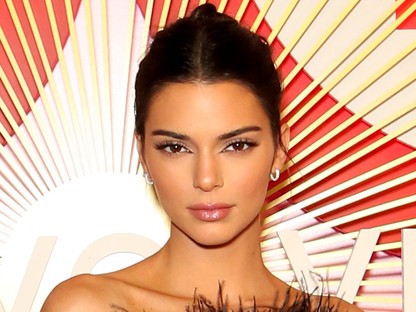 Napi cuki: Kendall Jenner pasijának anyukájával nézte a sztárkosaras meccsét