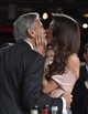 George Clooney és Amal Clooney között gyakran a csók is elcsattan a fotósok előtt. 