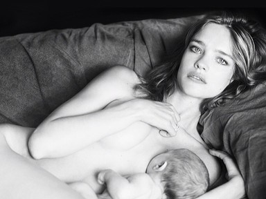 Meztelenül, szoptatás közben pózol a topmodell