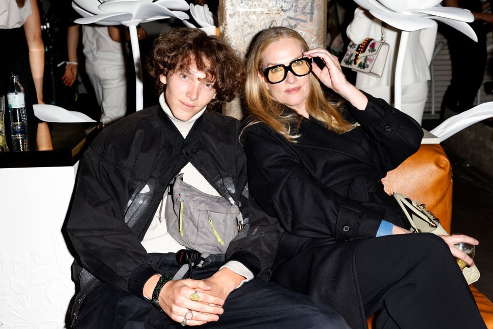 Tatjana Patitz és fia, Jonah Johnson a Dior divatbemutatóján még 2022 szeptemberében